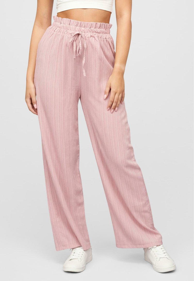 Pantalons à jambes larges rose clair en tissu texturé, avec une taille froncée, une fermeture à cordon et des poches latérales.