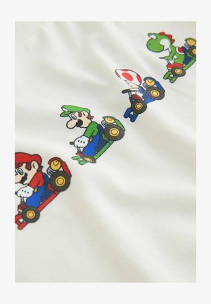 Fehér szövet színes mesehősöket ábrázol gokartokban: Mario (piros), Luigi (zöld), Toad (kék) és Yoshi (zöld piros kiegészítőkkel).