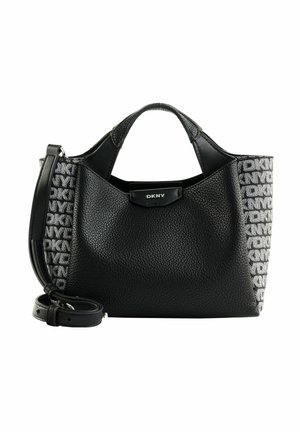 Sac à main DKNY en cuir noir texturé avec poignées courtes, bandoulière réglable et panneaux latéraux blancs au motif du logo.