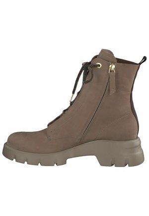 Bruine leren enkelboot met een gestructureerde bovenkant, ronde neus, zijrits en een dikke, robuuste zool. Vetersluiting met gouden accenten.