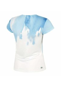 Camiseta ligera de manga corta con un patrón de tie-dye azul y blanco, textura suave y escote redondeado. Logotipo en el dobladillo.