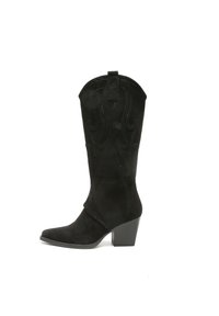 Bota de cowboy de ante negra con punta afilada, costuras decorativas y tacón apilado. Presenta una lengüeta para facilitar el calzado y acentos perforados en la parte superior.