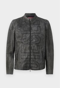 Chaqueta de cuero en gris oscuro con cierre frontal de cremallera, cuello redondo, dos bolsillos laterales y un sutil patrón de logotipos en el frente. Textura suave.