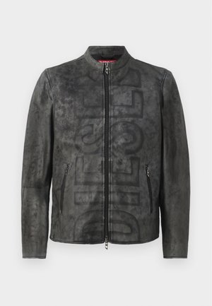 Dunkelgraue Lederjacke mit Reißverschluss, rundem Kragen, zwei seitlichen Taschen und einem dezenten Logomuster auf der Vorderseite. Glatte Textur.