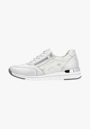Sneaker argenté avec un mélange de matériaux texturés, présentant une fermeture éclair sur le côté, un bout rond, une semelle rembourrée et des accents métalliques sur le talon.