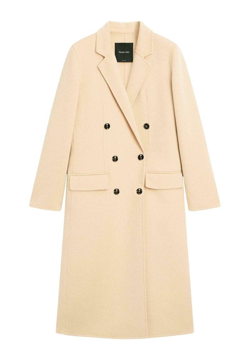 Béžový dvouřadý kabát z vlny s klopovým límcem, dvěma předními kapsami a černými knoflíky. Hladká textura s přizpůsobeným střihem.