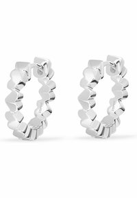 Silberne Creolen mit einem gewellten Randdesign, ausgestattet mit einer polierten Oberfläche und einem sicheren Verschluss. Minimalistisch und geometrische Form.