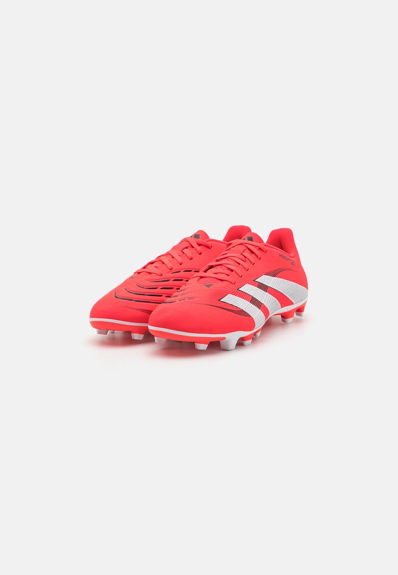 Botas de fútbol rojas con un diseño elegante, material sintético en la parte superior, acentos de rayas blancas, tacos de goma y una superficie texturizada.