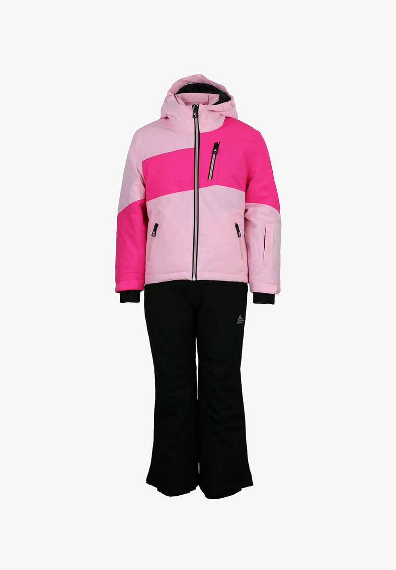 Combinaison de ski avec un design en blocs de couleur rose et rose clair, comprenant une veste zippée avec capuche et un pantalon de neige noir. Tissu texturé et accents.