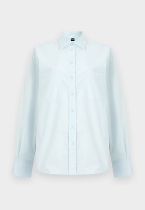 Svetlomodrá košeľa s dlhým rukávom, zapínaná na gombíky, s golierom a náprsným vreckom, zobrazená na čistom bielom pozadí.