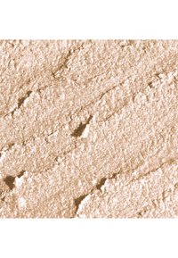 Vapaan puuterin tuote vaalean beigessä sävyssä, jossa on hieno, hohtava koostumus ja epätasainen rakeisuus, esittäen pehmeitä, sileitä pintadetaljeja.