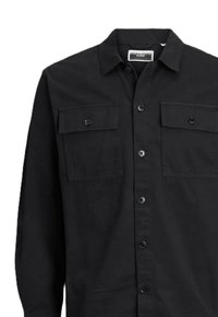 Camisa negra de manga larga de algodón con botones en la parte delantera, dos bolsillos en el pecho y un cuello clásico. Presenta botones negros y una tela texturizada.