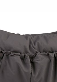 Grijze, gestructureerde pufferjack met een gerimpelde onderrand. Voorzien van knoopdetails en een gladde afwerking, ontworpen voor warmte en comfort.