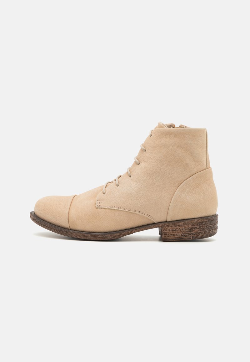 Bottines en cuir beige à bout rond, avec un avant lacé, une surface texturée et un petit talon en bois empilé.