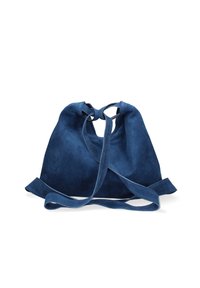 Sac en daim bleu avec une texture douce, un design décontracté et de longues lanières pour la fermeture. Style minimaliste sans matériel ni motifs visibles.