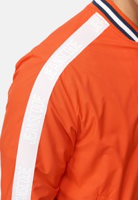 INDICODE JEANS ÜBERGANGS INGILLIAN - Bomberjakke - cherry tomato