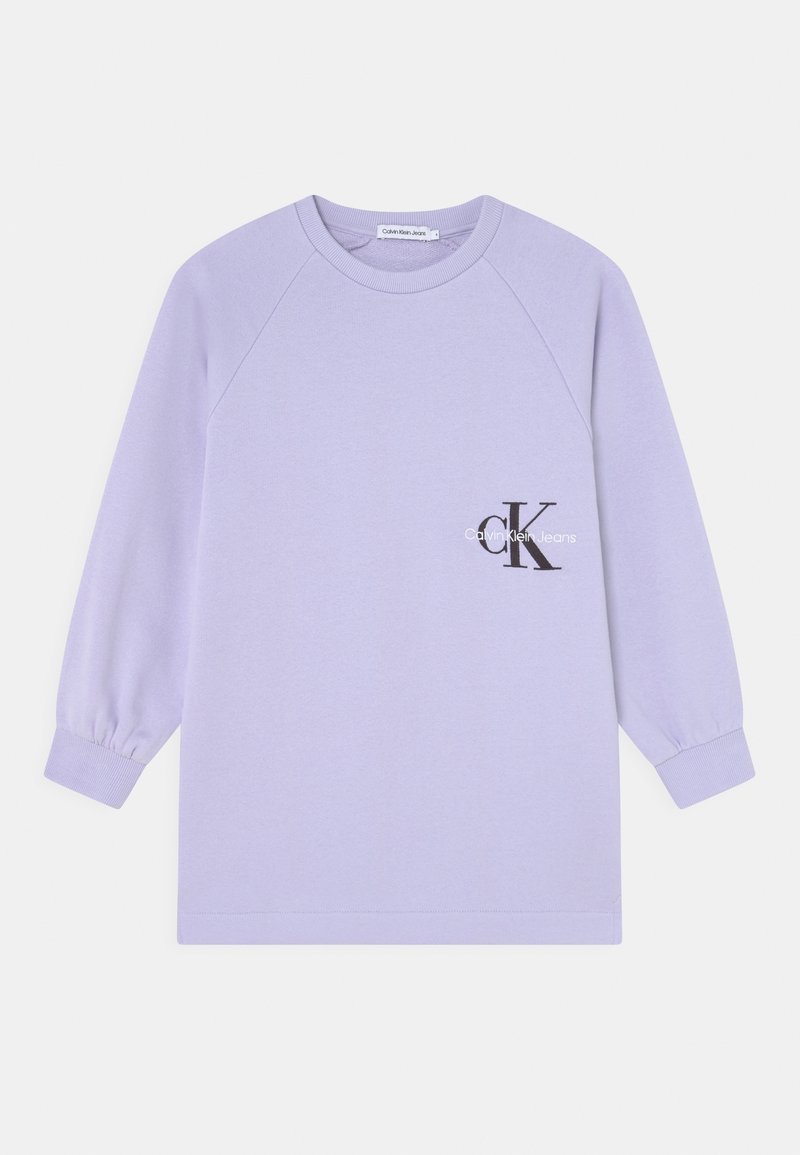 Levandulová mikina s dlouhými raglánovými rukávy, žebrovanými manžetami a kulatým výstřihem. Na hrudi se nachází vytištěné černé logo.