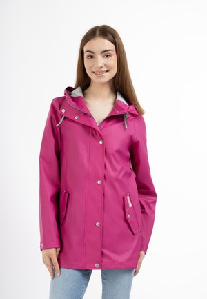 Wasserfeste pinke Regenjacke mit grauem Kapuzen, vorderen Druckknopfverschlüssen und zwei seitlichen Taschen. Glatte Textur und mittellanges Design.