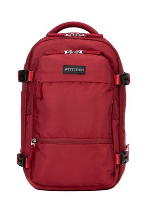 Czerwony, prostokątny plecak z wieloma komorami zamykanymi na zamek, czarne klamry po bokach i logo "WITTCHEN" na przedniej kieszeni.
