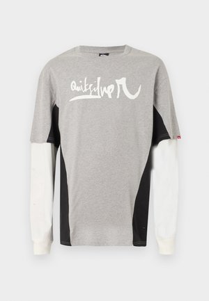 Pánska košeľa s dlhým rukávom so vzhľadom vrstiev, sivé telo s bielymi rukávmi a čiernymi panelmi, biele logo Quiksilver na hrudi.