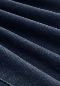 Tela azul marino con una superficie texturizada, que presenta pliegues horizontales y una textura suave y tejida en un color oscuro y rico.