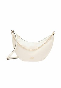 Borsa a spalla in pelle bianca con forma curva, dotata di tracolla in catena dorata e dettagli neri. Chiusura con zip e logo sulla parte anteriore.