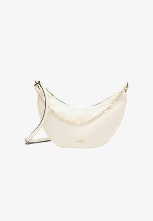 Weiße Leder-Umhängetasche mit geschwungener Form, ausgestattet mit einem goldenen Kettenriemen und schwarzem Besatz. Mit Reißverschluss und Logo auf der Vorderseite.