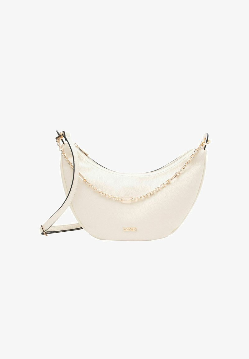 Borsa a spalla in pelle bianca con forma curva, dotata di tracolla in catena dorata e dettagli neri. Chiusura con zip e logo sulla parte anteriore.