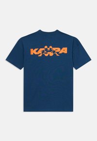 Mørkeblå bomull T-skjorte med stor oransje grafisk tekst "KAWRA" på baksiden, med rund hals og korte ermer.