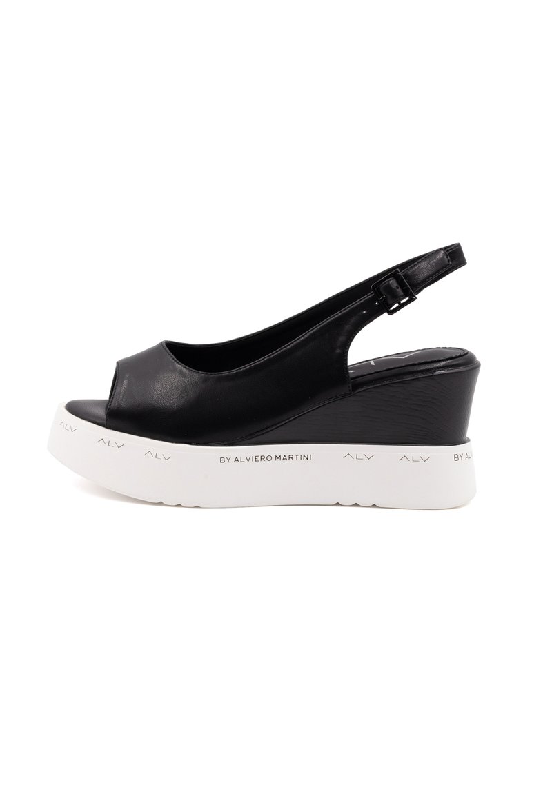 Sandaletta con zeppa in pelle nera, open toe e cinturino alla caviglia. Presenta un tacco nero testurizzato e una piattaforma bianca con dettagli del logo.
