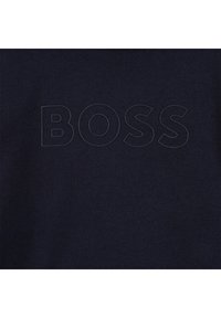 Tumši zila auduma ar gludu tekstūru, kurā izcili centrā izcelts reljefa vārds "BOSS" kontrastējošā krāsā.