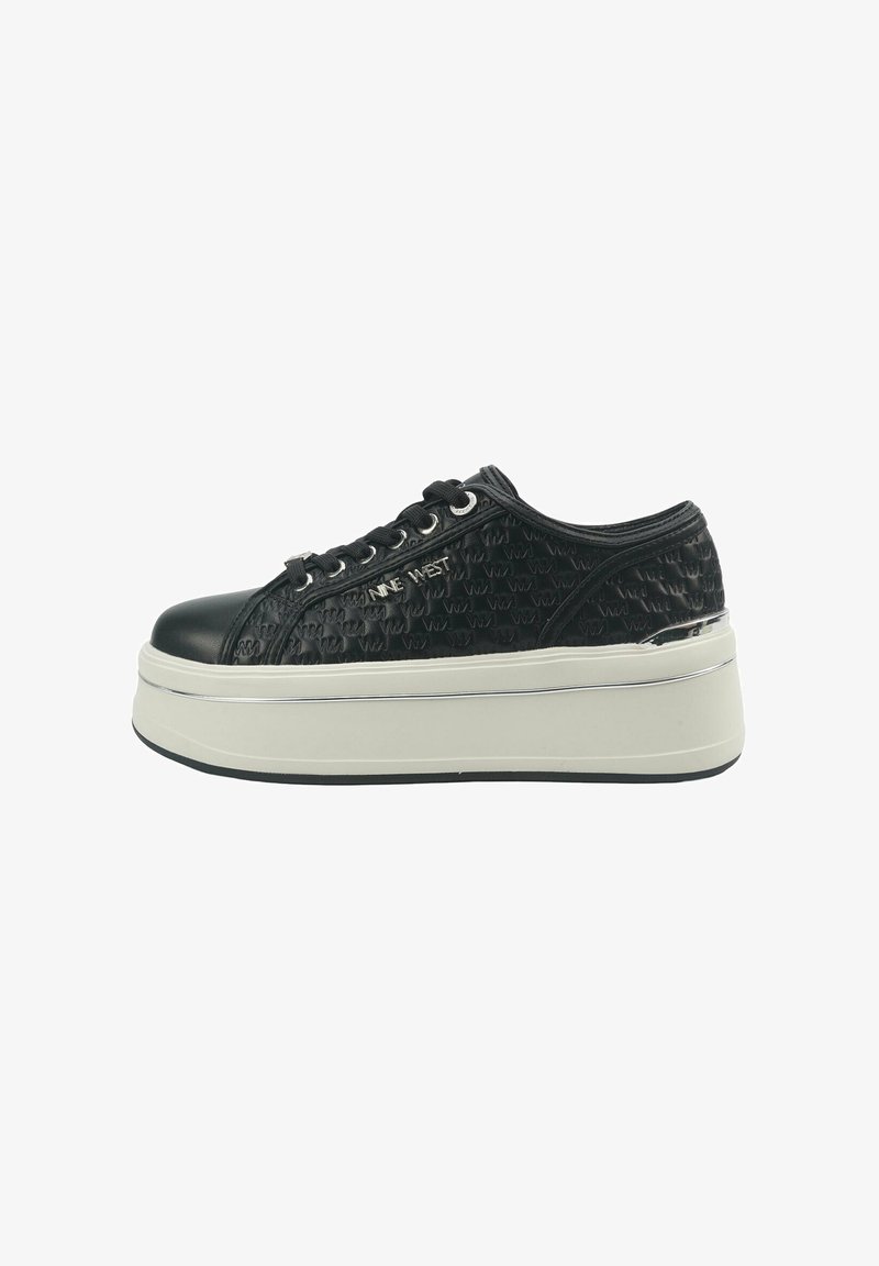 Sneakers platform neri con tomaia texturizzata, dettagli argentati, punta arrotondata e collo imbottito. Caratterizzati da una spessa suola intermedia bianca e suola nera.