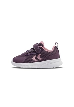 Lila-pinker Kindersneaker mit Mesh-Obermaterial, verstellbarem Klettverschluss, Chevron-Logo an der Seite und weißer Gummisohle.
