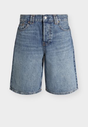 Plave muške traper kratke hlače s prednjim gumbom, patentnim zatvaračem, obrubom za remen i dizajnom s pet džepova na bijeloj pozadini.