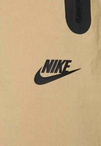 TECH PANT - Verryttelyhousut - parachute beige parachute beige black