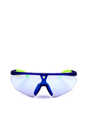 Occhiali da sole sportivi con montatura blu, grandi lenti riflettenti e punte verdi neon delle stanghette, mostrati frontalmente su sfondo bianco.