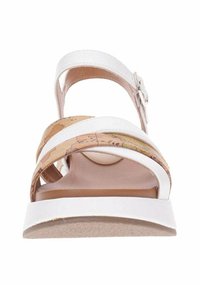 Sandalia blanca de tiras con una banda texturizada de patrón mapamundi y suela plana. Cuenta con un hebilla ajustable para un buen ajuste y soporte.