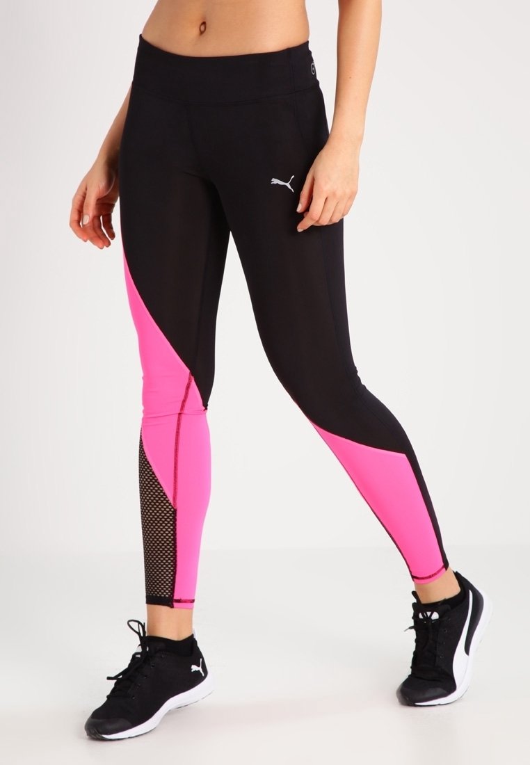 Czarne legginsy sportowe z różowymi akcentami, z siateczkowym panelem na dolnej części nogawki, wykonane z elastycznego materiału. Logo w pobliżu biodra.