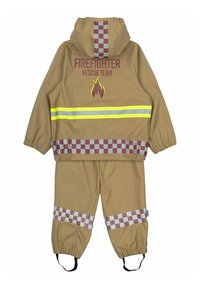 Tuta da pioggia a tema vigile del fuoco di colore beige con accenti a scacchi rossi e bianchi, strisce rifrangenti gialle e logo di fiamma sulla giacca.