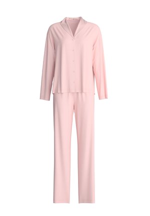 Weiches, rosa, langärmeliges Hemd mit Knöpfen und Kragen sowie passende, gerade geschnittene Hosen als Loungewear-Set auf weißem Hintergrund.
