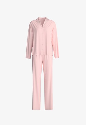 Zachtroze loungewear set bestaande uit een lange mouwen blouse met knopen en kraag, gecombineerd met bijpassende recht gesneden broek, op witte achtergrond.