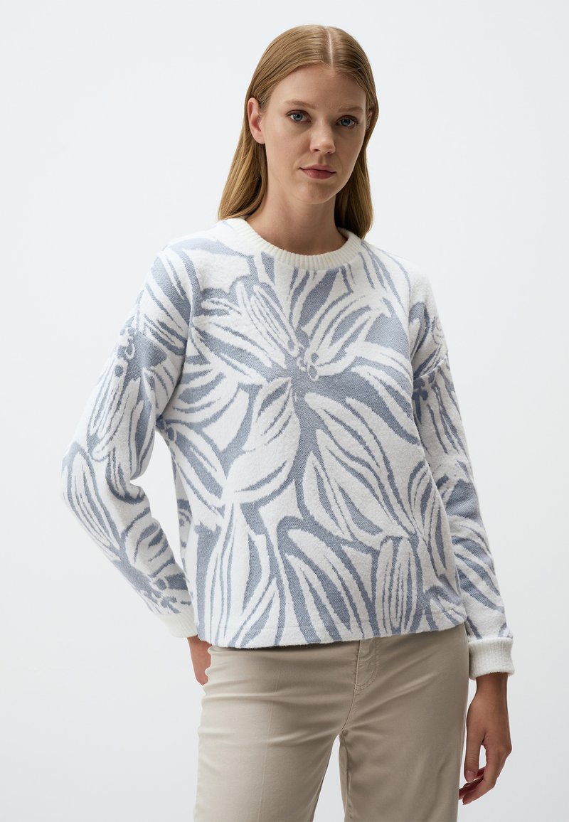 Maglione leggero con una base bianca e un motivo floreale blu. Tessuto testurizzato con un collo a girocollo rigato e polsini.