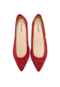 Rode suède balletschoenen met een spitse neus, voorzien van een gladde binnenvoering en een contrasterende, gestructureerde rand rond de opening.