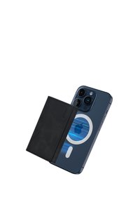Smartphone blu con tre fotocamere e design circolare MagSafe; include un attacco per portafoglio in pelle nera. Design piatto e elegante.