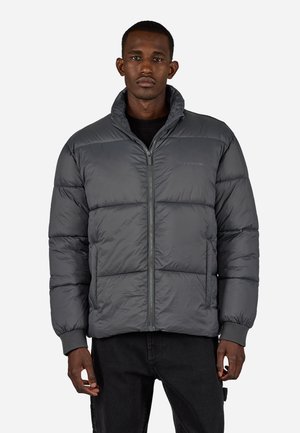 Grau gestepptes Puffer-Jacke mit einem Reißverschluss vorne, hohem Kragen und gerippten Bündchen. Verfügt über ein gestepptes Design und dezente Markenkennzeichnung auf der Brust.