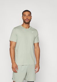 Nike Performance CREW SOLID - Spordi T-särk - jade horizon