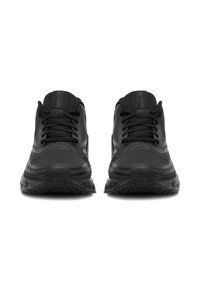 Paar schwarze Reebok Sportschuhe mit Mesh-Obermaterial und gemusterter Sohle, von vorne auf weißem Hintergrund gesehen.