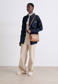 Calvin Klein RE-LOCK CAMERA BAG FLAP - Umhängetasche - lion
