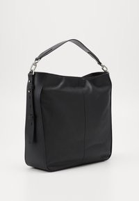 Svart läder axelväska med en slät yta, vid öppning och platt botten. Har en justerbar rem och minimalistisk sömnadsdetalj.