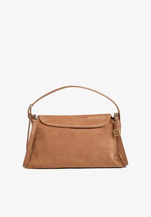 Geantă din suede maro, cu o formă plată, un capac pliat și o singură mânere de sus. Dispune de o curea detașabilă și accente de hardware minime.
